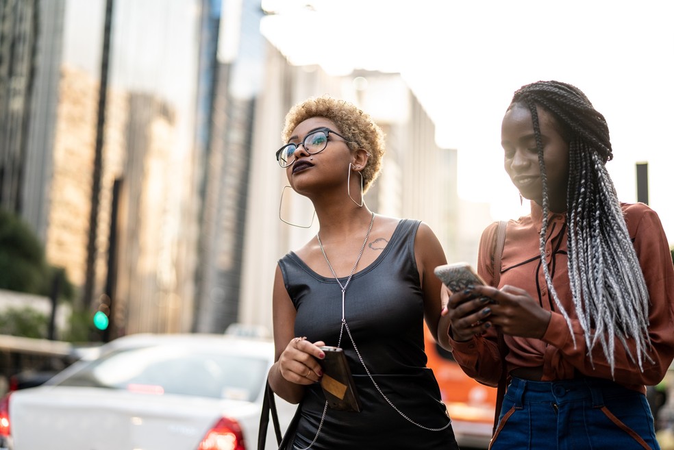 Não é necessário estar no mesmo local que a pessoa para a qual se deseja solicitar uma viagem — Foto: Getty Images