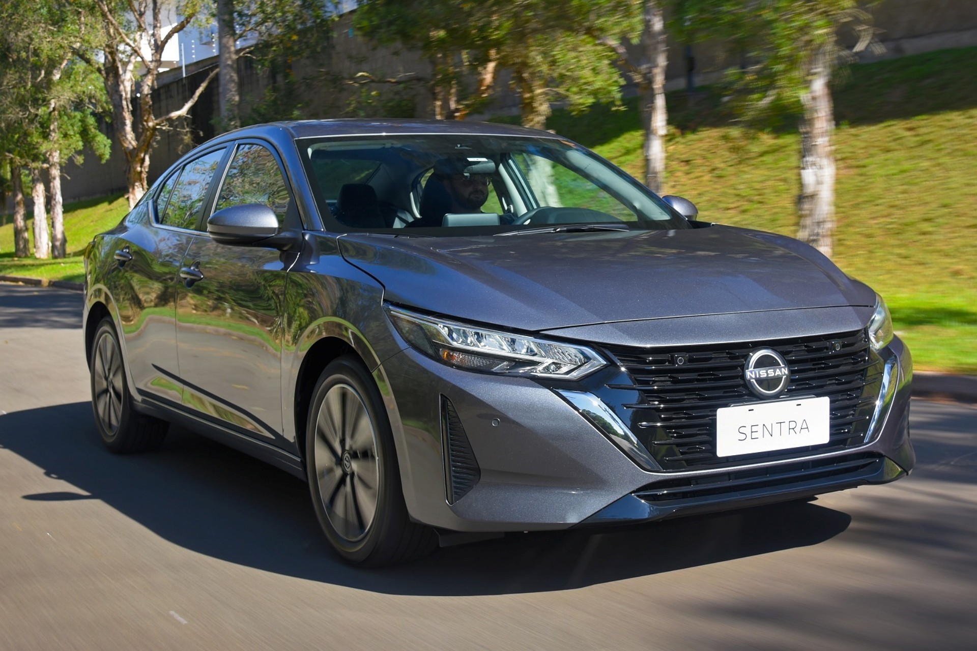Nissan Sentra sai de linha no Brasil e elétrico chinês pode ser substituto