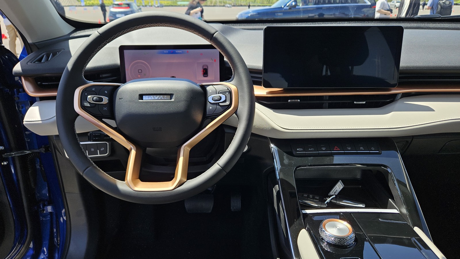 Volante do GWM Haval H6 PHEV19 2025 com acabamento em cobre — Foto: Leonardo Felix/Auto News Brasil