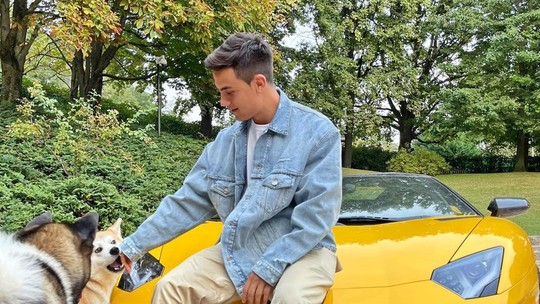 Dybala posa com Lamborghini conversível de 740 cv que custa R$ 2,5 milhões
