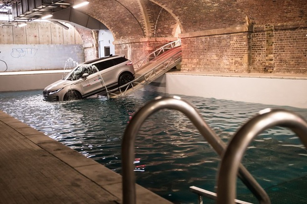 Já quis mergulhar um Evoque em uma piscina? Nós fizemos isso (Foto: Divulgação) — Foto: Auto Esporte