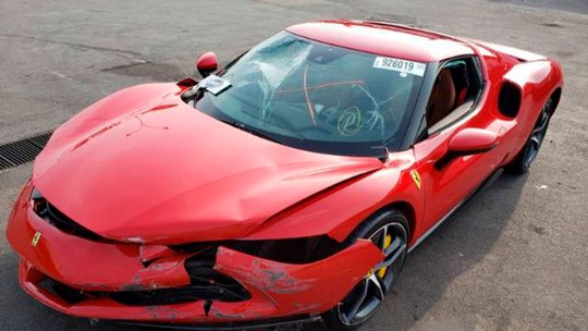 Ferrari 296 GTB batida vai a leilão e pode ser sua pela metade do preço
