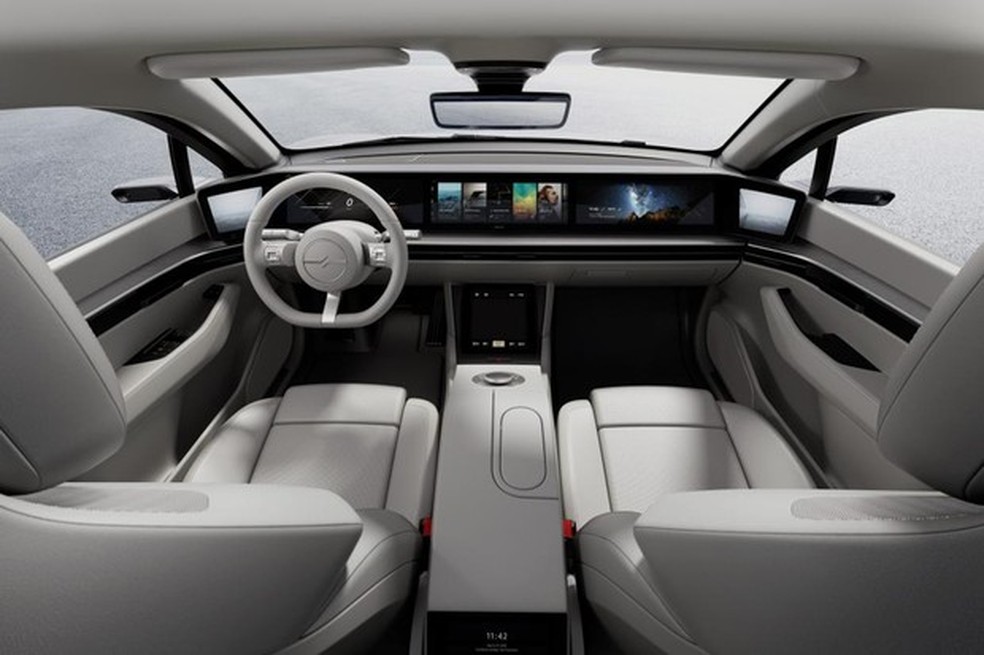 Todo o painel é feito de telas. Nas laterais, displays substituem os espelhos retrovisores (Foto: Divulgação) — Foto: Auto Esporte