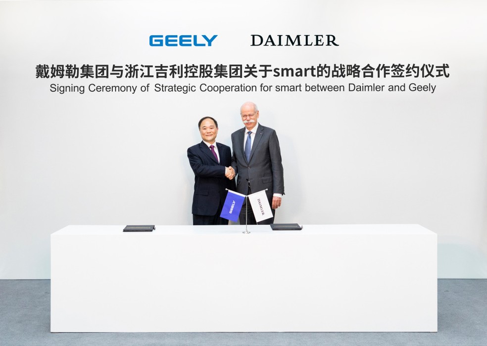 Li Shufu, presidente da Geely, e Dieter Zetsche, presidente do conselho de administração da Daimler AG — Foto: Divulgação