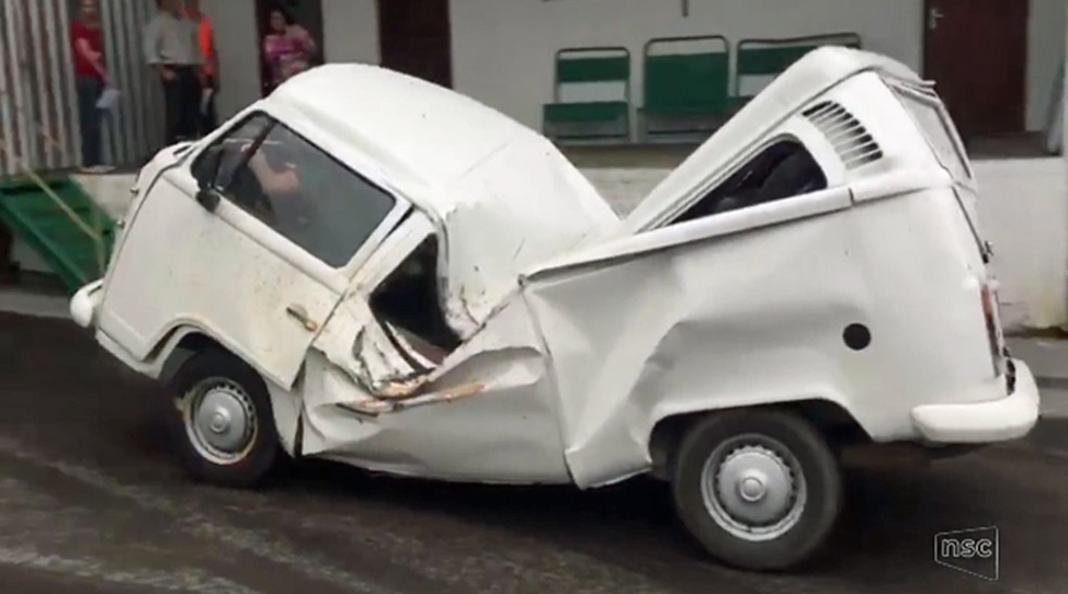 Kombi consegue rodar mesmo destruída por árvore em SC — Foto: NSCTV
