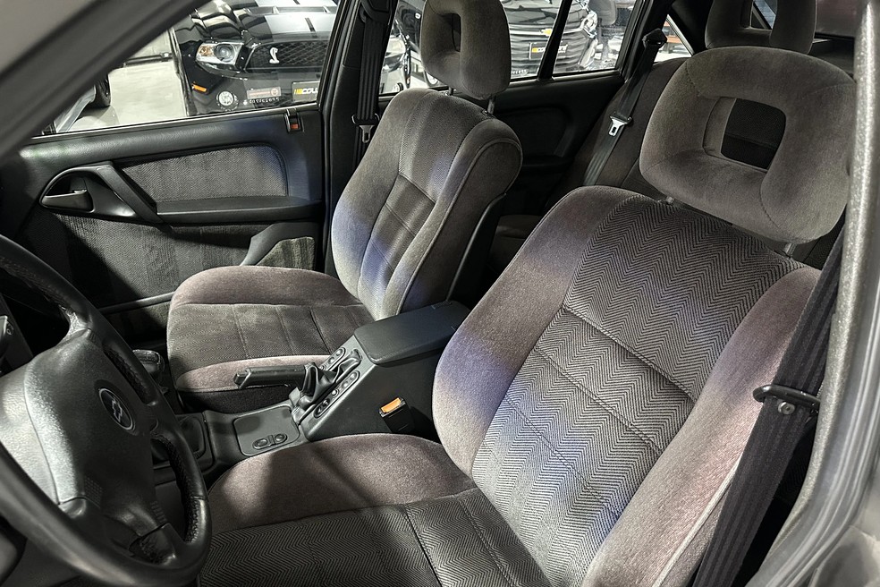 Bancos com apoios de cabeça perfurados eram identidade marcante da Chevrolet em 1992 — Foto: Reprodução/Collectors Veículos