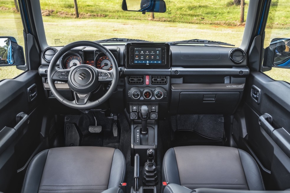 Central multimídia do Suzuki Jimny é da JBL, mas a qualidade do som é péssima — Foto: Divulgação