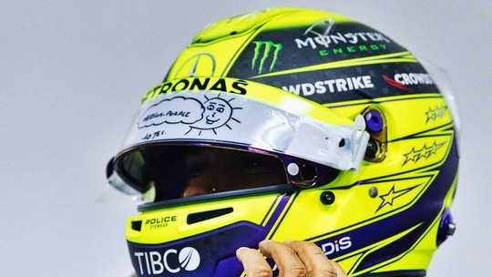 Hamilton volta às origens com o novo capacete e George Russell foi um dos gatilhos da mudança