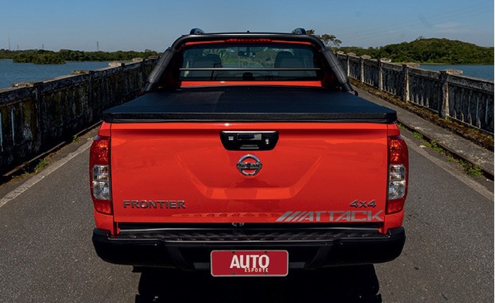 Detalhe da traseira mostra o adesivo Attack que diferencia o modelo (Foto: Marcelo Bruzzi) — Foto: Auto Esporte
