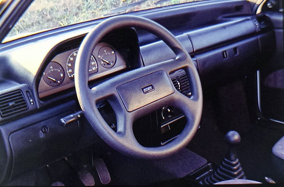 O volante de quatro raios do Uno foi feito para motorista exigente: tem até encaixe para os polegares — Foto: Ricardo Novelli/Auto News Brasil/Acervo MIAU