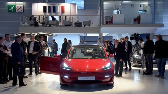 Tesla lança Model 3 na Europa e 'flerta' com Brasil