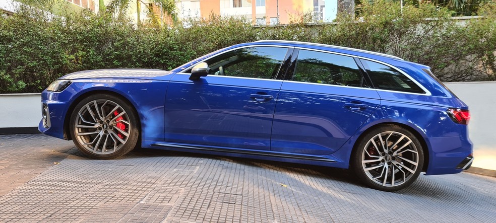 Entre-eixos longo e baixa altura livre em relação ao solo demandam cuidado redobrado ao sair de rampas — Foto: Rodrigo Ribeiro/Auto News Brasil
