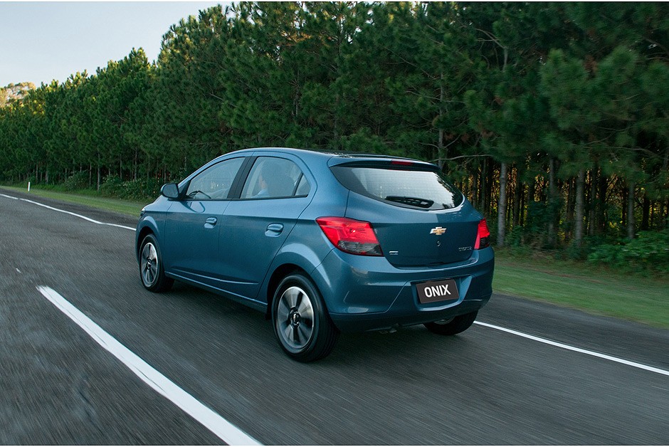 Chevrolet Onix LTZ automático (<a href="http://revistaautoesporte.autonewsbrasil.webbfinanceiro.com/Noticias/chevrolet/onix/noticia/2013/07/chevrolet-lanca-onix-e-prisma-com-cambio-automatico.html">saiba mais</a>)