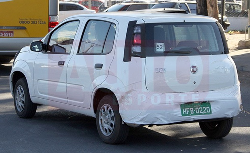 Fiat Uno flagrado na versão Attractive (Foto: Marlos Ney Vidal/Auto News Brasil) — Foto: Auto Esporte