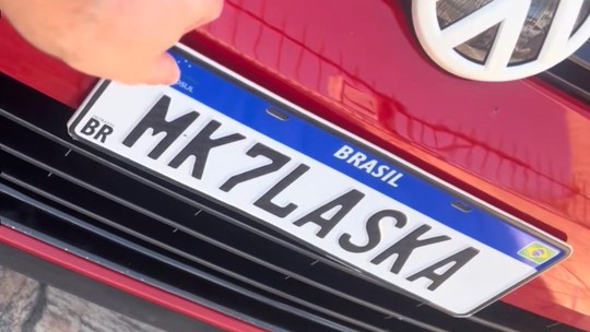 Placa delete é proibida? Veja o que lei diz sobre fixação por ímã no carro