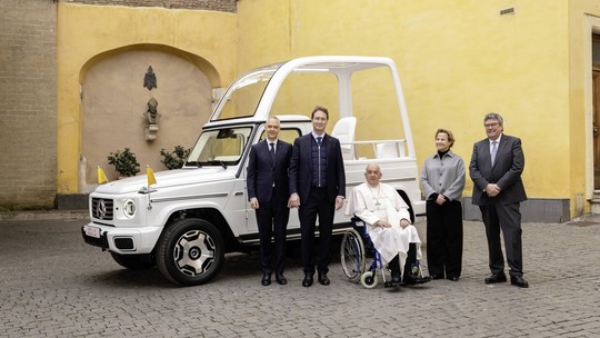 Mercedes Classe G de R$ 1 milhão é o 1° papamóvel elétrico da história