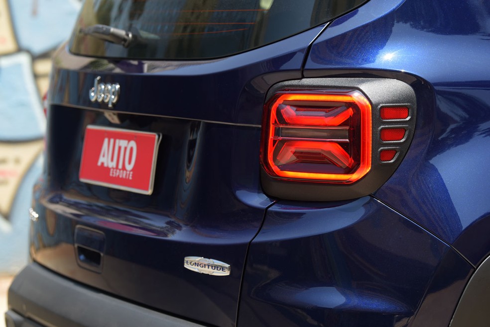 Lanternas têm lentes redesenhadas no Jeep Renegade 2022 — Foto: Murilo Góes/Auto News Brasil