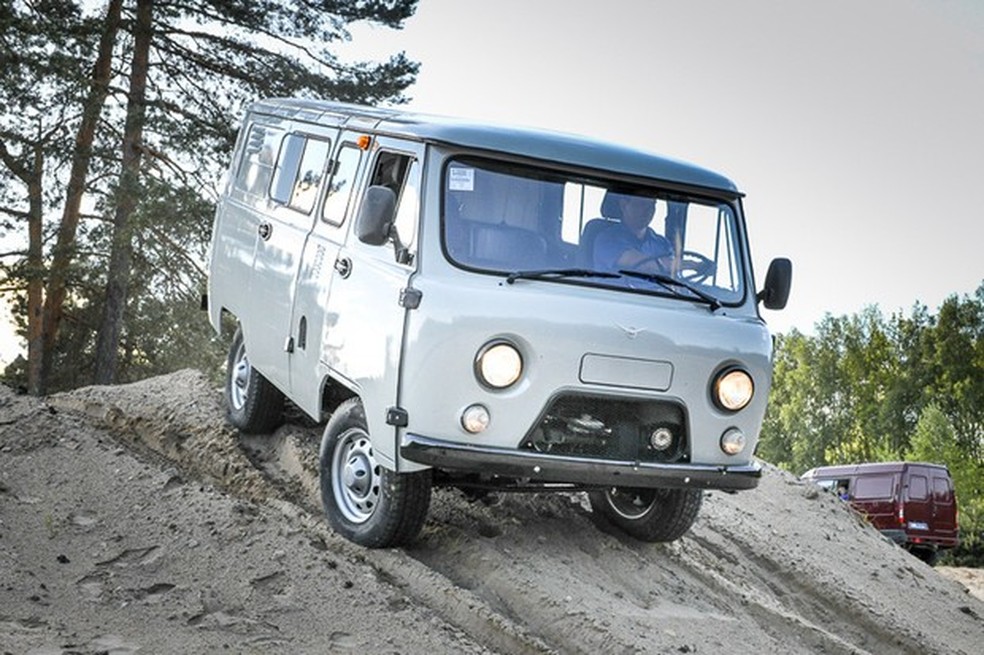 Van UAZ-452 tem valentia offroad herdada do jipe GAZ-69 (Foto: Divulgação) — Foto: Auto Esporte