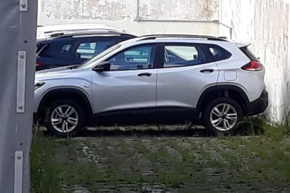 Visual indica a versão básica LT, com rodas menores e detalhes em plástico preto (Foto: Joaquim Rimoli/Auto News Brasil) — Foto: Auto Esporte