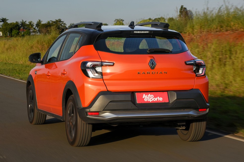 Renault Kardian 2026 terá insígnia alusiva ao motor na tampa do porta-malas — Foto: Auto News Brasil/Murilo Goes