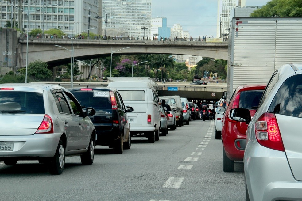 Motoristas que enfrentam congestionamentos frequentes costumam perceber mais rápido o acúmulo de resíduos no motor — Foto: Getty Images