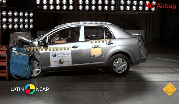 Nissan Tiida sedã sem airbags não recebeu estrelas na proteção para adultos e duas etrelas para crianças