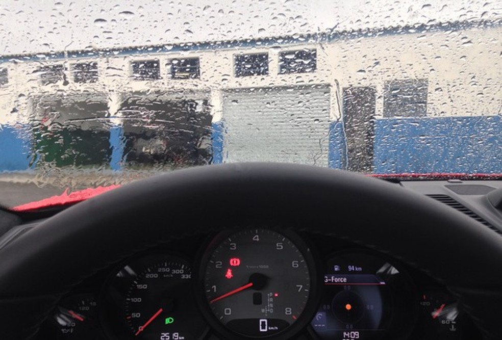 A chuva na pista foi uma recepção fria para o 911, mas logo melhorou (Foto: Julio Cabral/Auto News Brasil) — Foto: Auto Esporte
