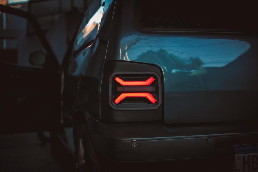 Fiat Uno � equipado com lanternas de Jeep Renegade � Foto: Reprodu��o/Instagram @euguidouno
