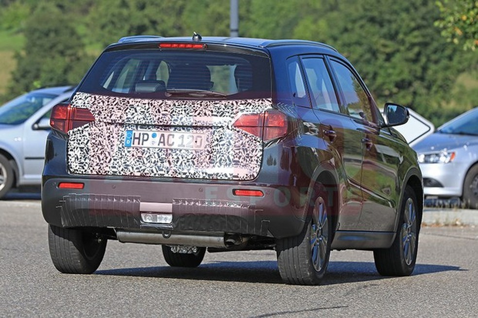 Suzuki Vitara flagrado em teste com leve facelift na Europa (Foto: Automedia) — Foto: Auto Esporte