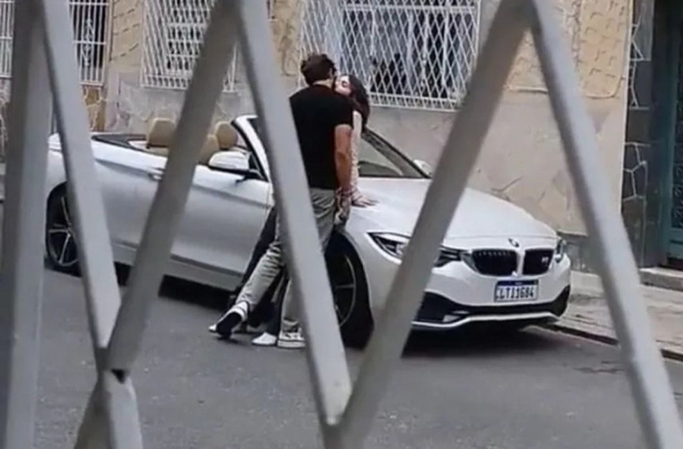 Jade Picon e Chay Suede foram flagrados gravando uma cena de Travessia com um BMW conversível  — Foto: Reprodução / Instagram