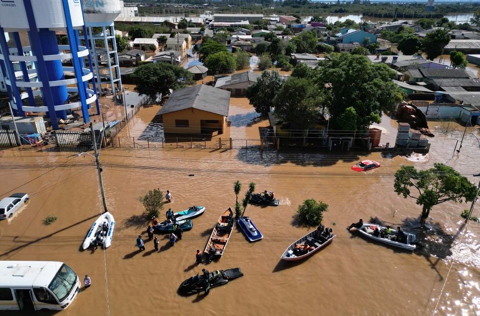 Operação de resgate no Rio Grande do Sul também envolve muitos barcos — Foto: Nelson Almeida/Getty Images