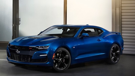 Chevrolet Camaro é reestilizado, ganha novo motor turbo e câmbio automático de dez marchas