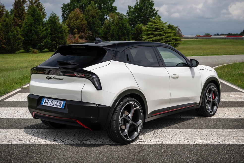 Alfa Romeo Junior mede 4,17 metros de comprimento e leva até 400 litros no porta-malas — Foto: Divulgação