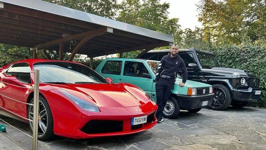 Vidal deixa Ferrari em casa e vai com o "irmão" do Fiat Uno ao treino da Inter de Milão 