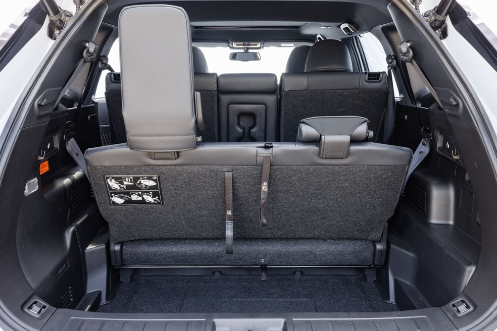Capacidade do porta-malas do Mitsubishi Outlander PHEV 2026 fica similar à de um Fiat Mobi, quando a terceira fileira é utilizada — Foto: Divulgação