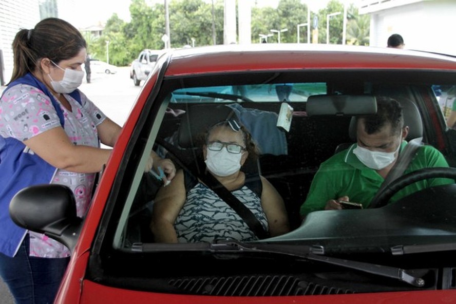 Campanha de vacinação contra a gripe por drive-thru (Foto: Altemar Alcantara/Semcom/Fotos Públicas)