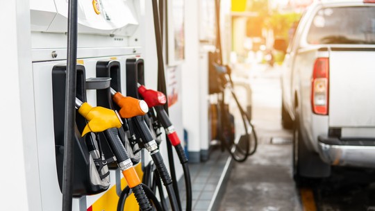 Preço da gasolina atinge R$ 8 pela primeira vez no Brasil e sobe 44% em um ano
