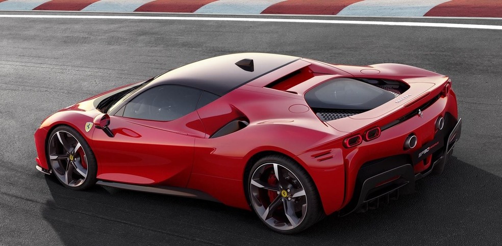 Ferrari SF90 tem sistema DRS similar ao dos carros da F1 — Foto: Divulgação