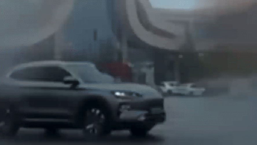 BYD Song Plus é atingido por três raios