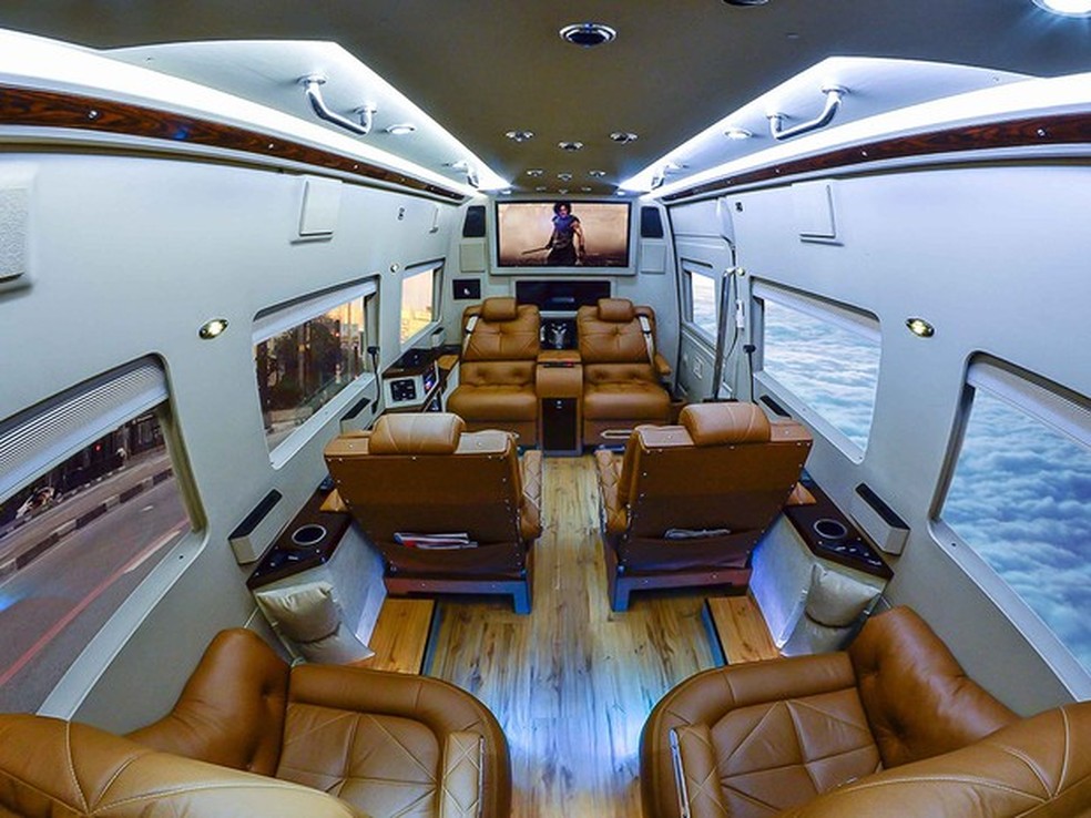 Interior do Mercedes-Benz Sprinter Jetvan visto de trás para a frente (Foto: Divulgação) — Foto: Auto Esporte