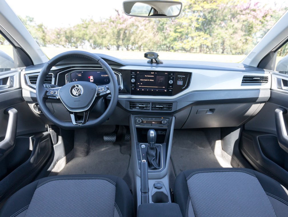 Interior do Volkswagen Virtus carece de ousadia no visual — Foto: Marcelo Brandt/G1