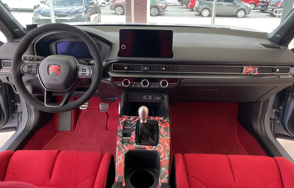 Até o interior Honda Civic Type R 2023 recebe pequenos "disfarces" para tentar esconder algumas peças — Foto: Cauê Lira/Autoesporte