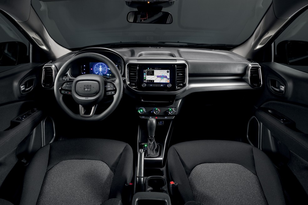 Fiat Toro Endurance oferece interior com acabamento simples, com plástico e tecido — Foto: Divulgação