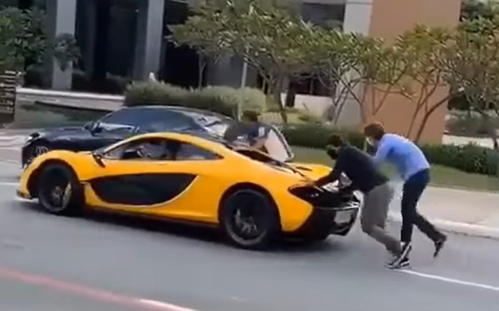 Empurrar um carro quebrado no meio da pista só é permitido quando for para sua rápida remoção da via — Foto: Reprodução/Redes sociais