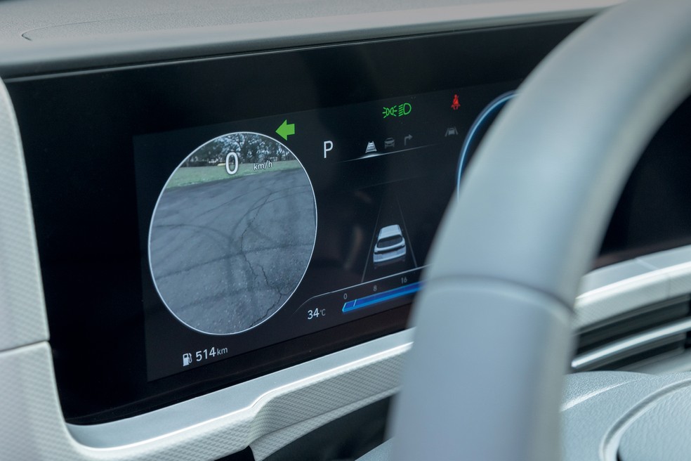 Ao dar seta, câmera de ponto cego do Hyundai Creta Ultimate surge no painel de instrumentos — Foto: Renato Durães/Auto News Brasil