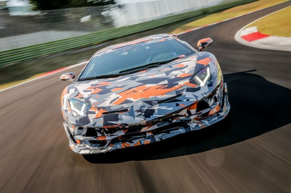 Lamborghini Aventador SVJ camuflado durante testes em pista (Foto: Divulgação) — Foto: Auto Esporte