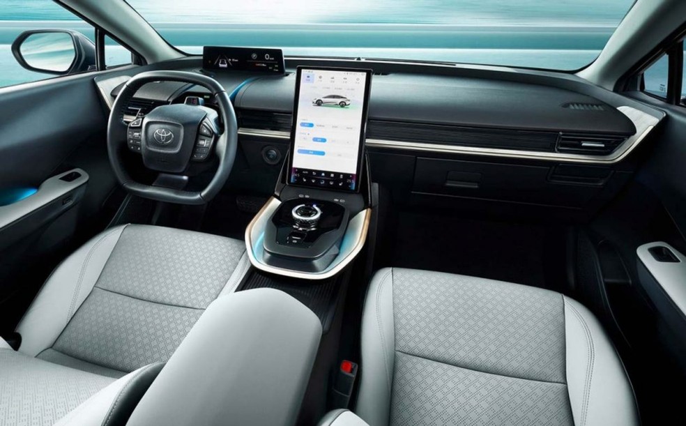 Toyota bZ3 tem interior semelhante aos carros da Tesla — Foto: Divulgação/Toyota