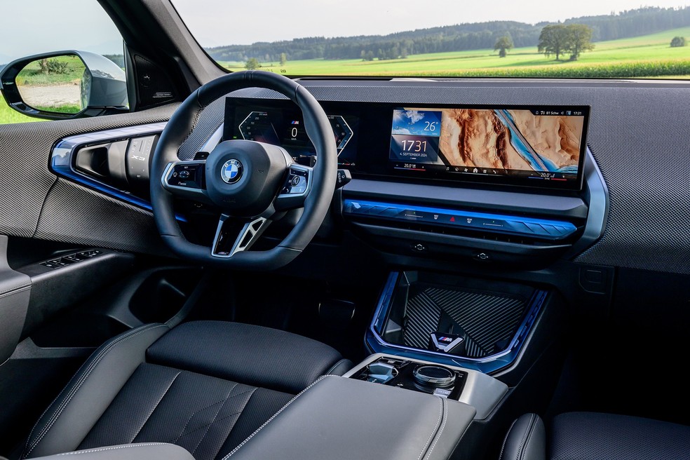 BMW X3 30 xDrive M Sport dispõe de quadro de instrumentos de 12,3 polegadas e central multimídia de 14,9''  — Foto: Divulgação