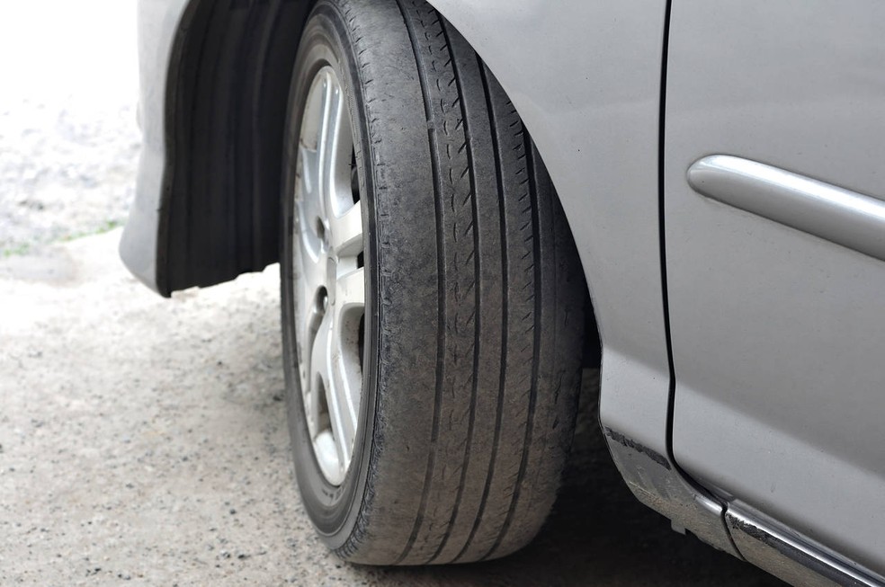 Calibrar o pneu aumenta prolonga sua vida útil — Foto: Divulgação