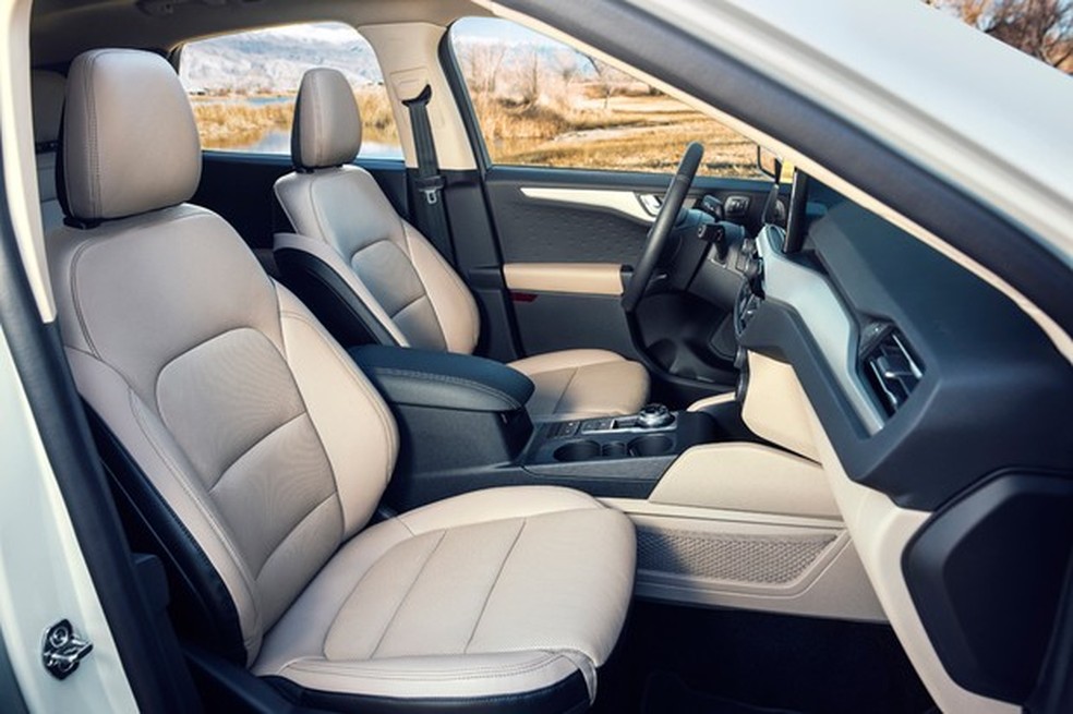 Espaço interno do Escape equivale ao de SUVs grandes (Foto: Divulgação) — Foto: Auto Esporte